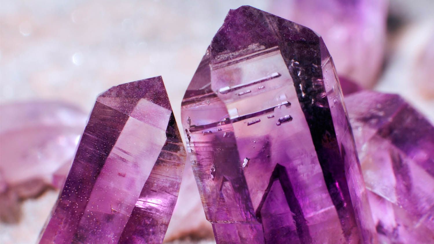 Amethyst: Die faszinierende Welt des violetten Edelsteins